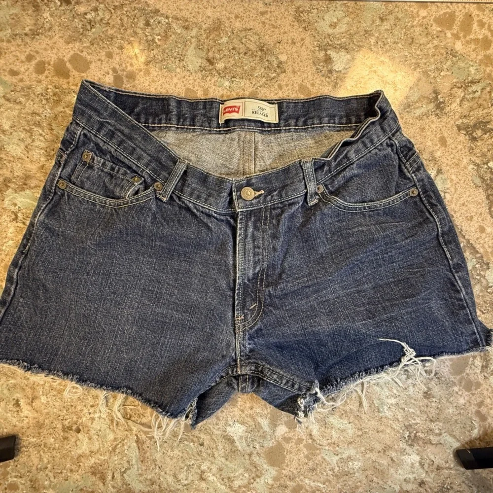 Levis 550 Relaxed Fit High Waisted Denim Cut Off Shorts Medium Wash Blue Womens